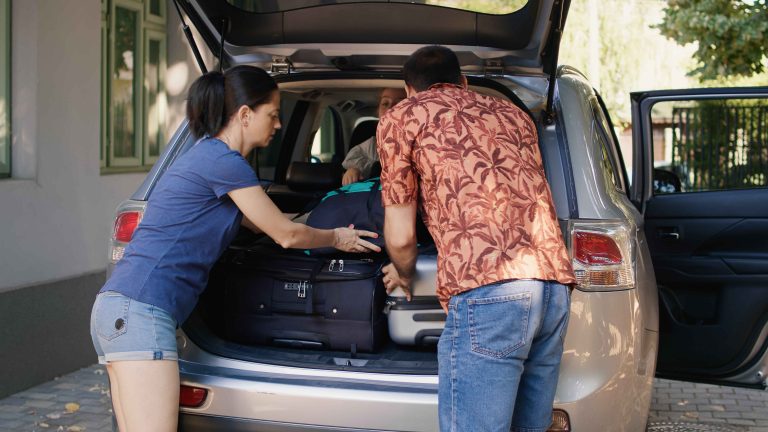 orang tua sedang bersiap mudik dengan mobil