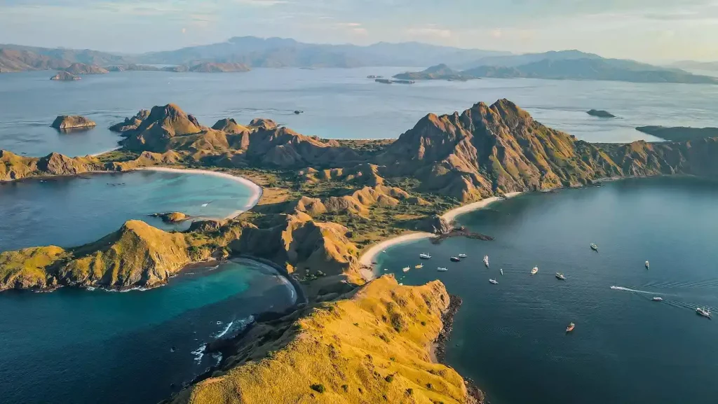 rekomendasi tempat liburan pulau padar